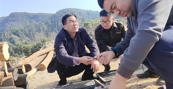 106队承担的四川省攀枝花市仁和区同德石墨矿普查项目顺利通过省厅中期检...