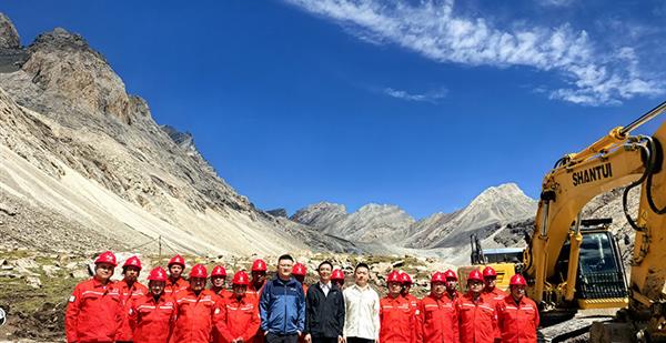 严把质量关 筑牢安全线 情系一线送清凉 │ 许家斌赴新疆项目开展安全检...