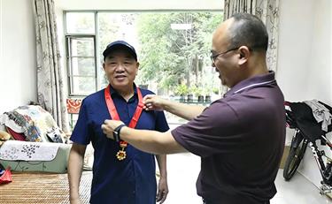 四大队开展“七一”走访慰问活动